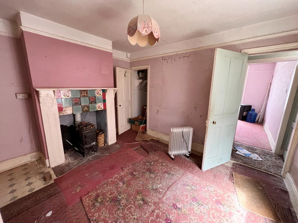 Lot: 82 - THREE-BEDROOM HOUSE FOR IMPROVEMENT -